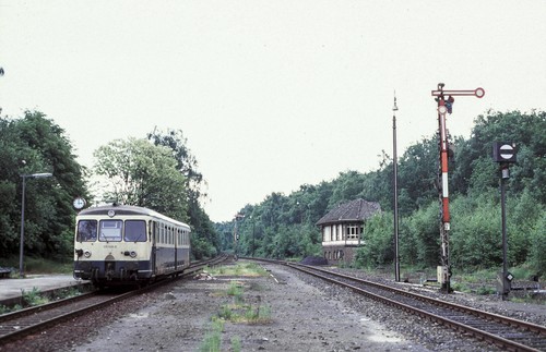 Triebwagen 515 520 der DB hat Einfahrt in Dalheim als Zug 7918 aus Mönchengladbach Hbf