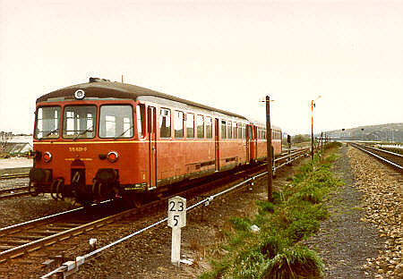 Ein Zug verläßt Ratheim in Richtung Wassenberg; rechts die Anschlußgleise der Zeche Sophia-Jacoba