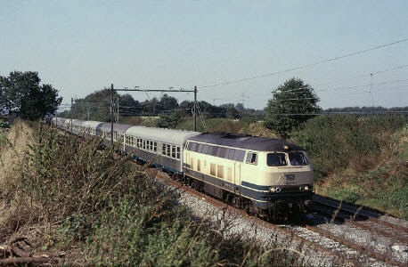 215 019-1 mit einem Leerreisezug Budel-Mönchengladbach kurz vor Roermond. Mehrmals im Jahr verkehrten diese Züge zum Rekrutentransport zwischen Mönchengladbach und dem niederländischen Budel. Die Hinfahrt erfolgte i.d.R. über Venlo und die Rückfahrt über Dalheim.